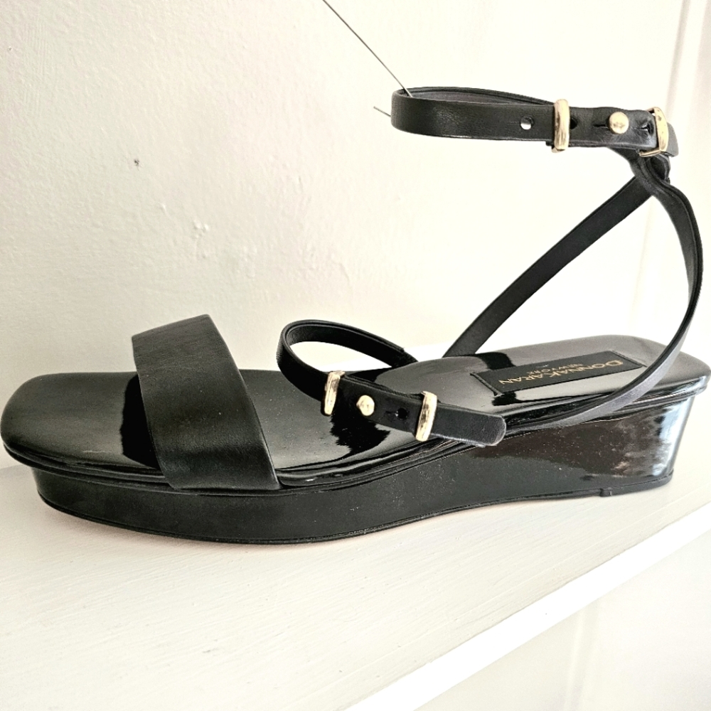 Donna Karan NY Patent Leather Strappy Platform Sandal Sz 8.5 Spring Summer Chic